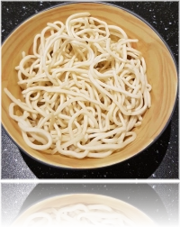 Alle basisgerechten zijn met groenten (wortel, taugé en spitskool) en ei