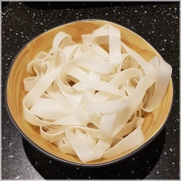 Alle basisgerechten zijn met groenten (wortel, taugé en spitskool) en ei