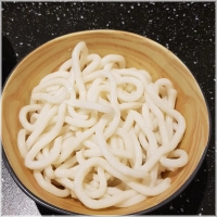 Alle basisgerechten zijn met groenten (wortel, taugé en spitskool) en ei